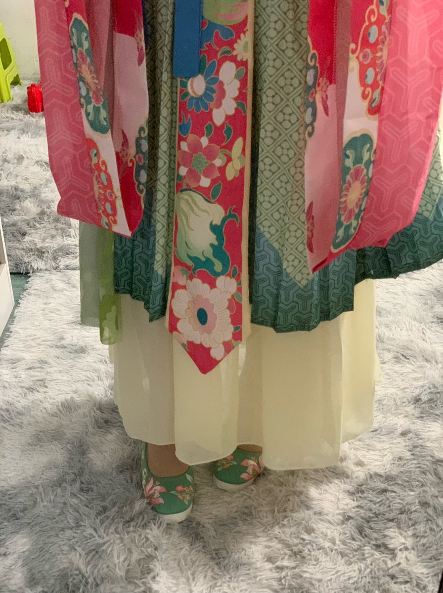 chibuxiale_hf's tweet photo. 荷花汉服配小荷叶绣花鞋，再加上裙下若隐若现肉丝骚脚～这下真的是香莲尖尖啦～～ https://t.co/i6m4hJyrDv