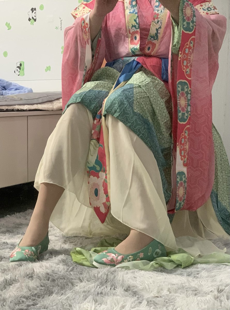 chibuxiale_hf's tweet photo. 荷花汉服配小荷叶绣花鞋，再加上裙下若隐若现肉丝骚脚～这下真的是香莲尖尖啦～～ https://t.co/i6m4hJyrDv
