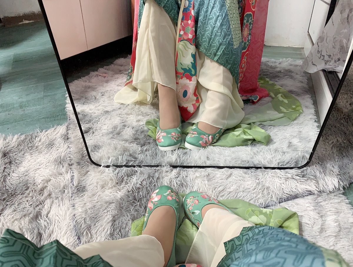 chibuxiale_hf's tweet photo. 荷花汉服配小荷叶绣花鞋，再加上裙下若隐若现肉丝骚脚～这下真的是香莲尖尖啦～～ https://t.co/i6m4hJyrDv