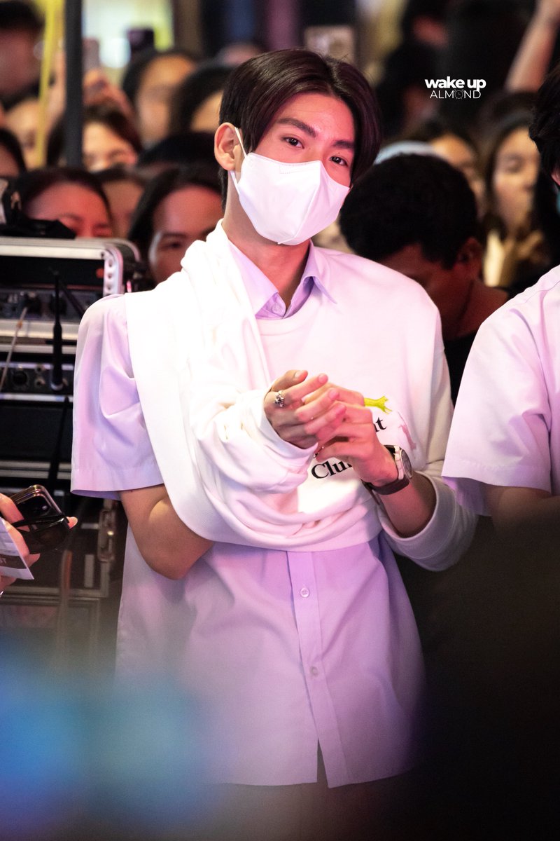 WakeupOnFriday's tweet photo. @almondsleepp เสียดาย ที่รูปที่พี่มี ดันเป็นโยธินซ่อนรูปอะคับ 555555 ไม่เห็นตัวปักย่อรร.เลย😂 https://t.co/J7XmWjAv0d