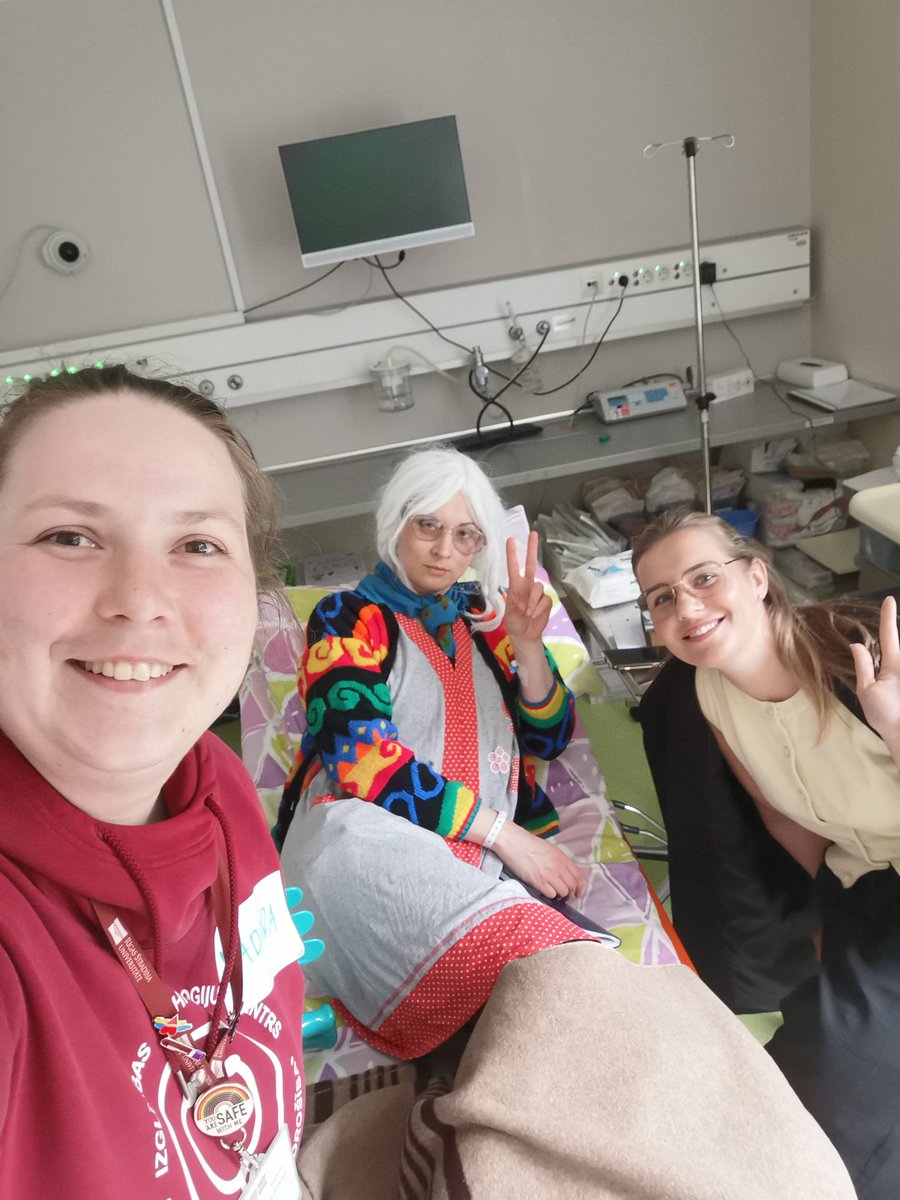 bergblumba's tweet photo. Šodien lieliskā kolēģu kompānijā īstenojām simulāciju, kuras mērķis bija, māszinību studentiem, mācīties komunicēt ar pacientu un tuvinieku, lai gatavotos izrakstīšanai no slimnīcas,kā arī risinātu ētisku dilemmu starp tuvinieka un pacienta vēlmēm un vajadzībām 👌
@ligija_vucane https://t.co/AI202nPuYf