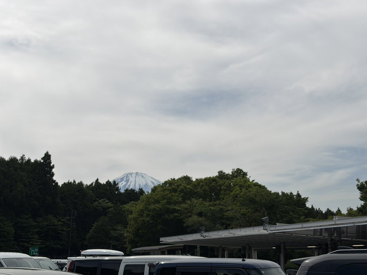 asahi_FD2's tweet photo. 今日は所用で横浜滞在中ですが、行きの足柄SAから見えた富士山がまるで絵のような綺麗さで感動… https://t.co/EiUXZjLxU3