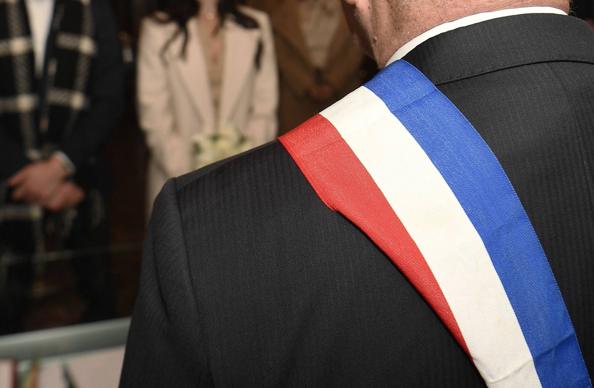Frontieresmedia's tweet photo. 🚨 Un Algérien sous OQTF et une Finlandaise réclament 15 500 € à la commune de Chessy après que l’ancien maire ait refusé de les marier.  (Le Parisien) https://t.co/rQuH5sl6VV