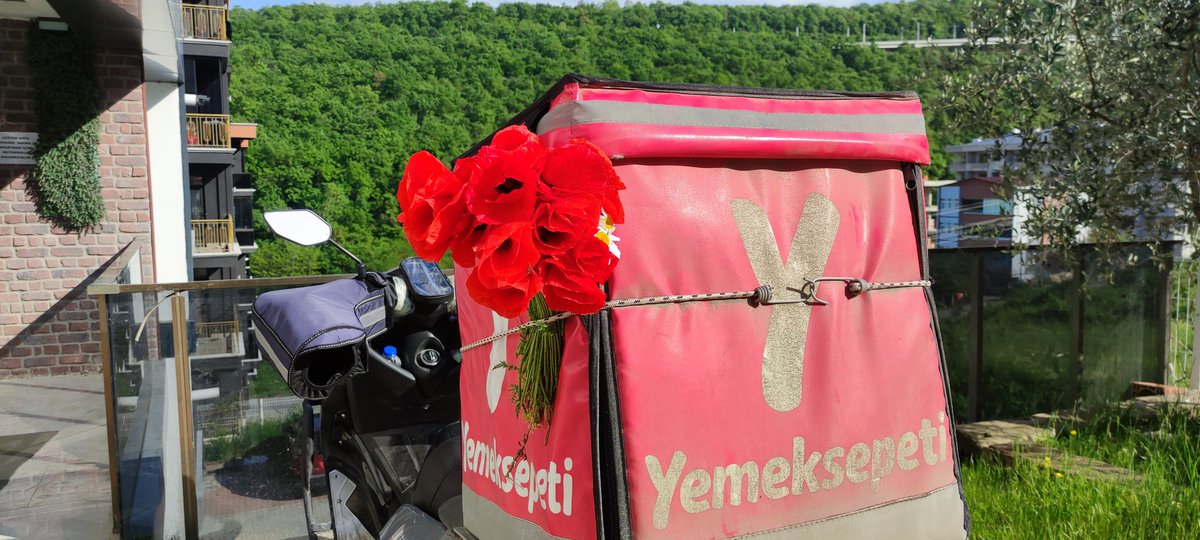 cesurvepatiler's tweet photo. Belki Yemeksepeti kuryeleri de çiçek bekleyebilir https://t.co/4Yyv24wkE6