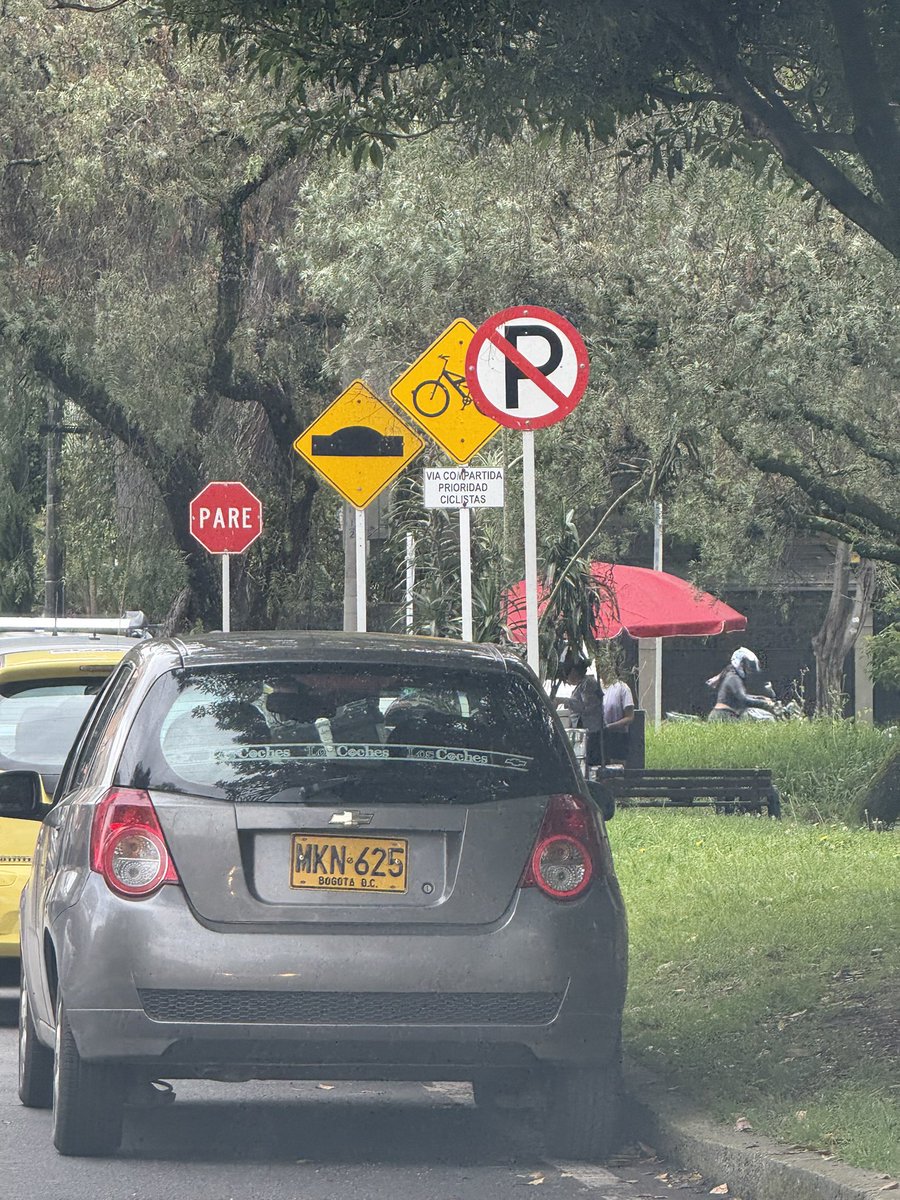 hac1998's tweet photo. Mayo 19 2026
9:26 am
Cra 17 x 106 
Bogotá

Vehículo parqueado en zona de prohibido parquear 
#salvajesenlavia https://t.co/LhFS7i28Wt