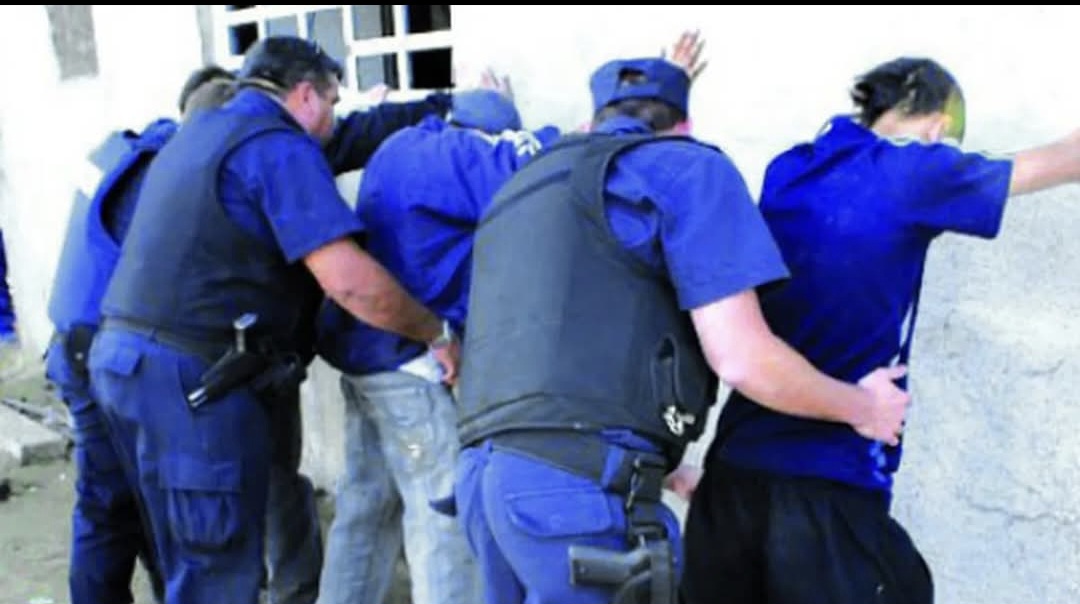 oscarblando1's tweet photo. La detención policía x av. de antecedentes fue la figura preferida x la policía en dictadura. En Sta Fe la Ley 14258/2024 amplió esa facultad!! y ahora, como si no fuera poco, con el proy d reformas se aumentan aún más las atribuciones policiales. Gravísimo retroceso democrático. https://t.co/qxwohbXAIU