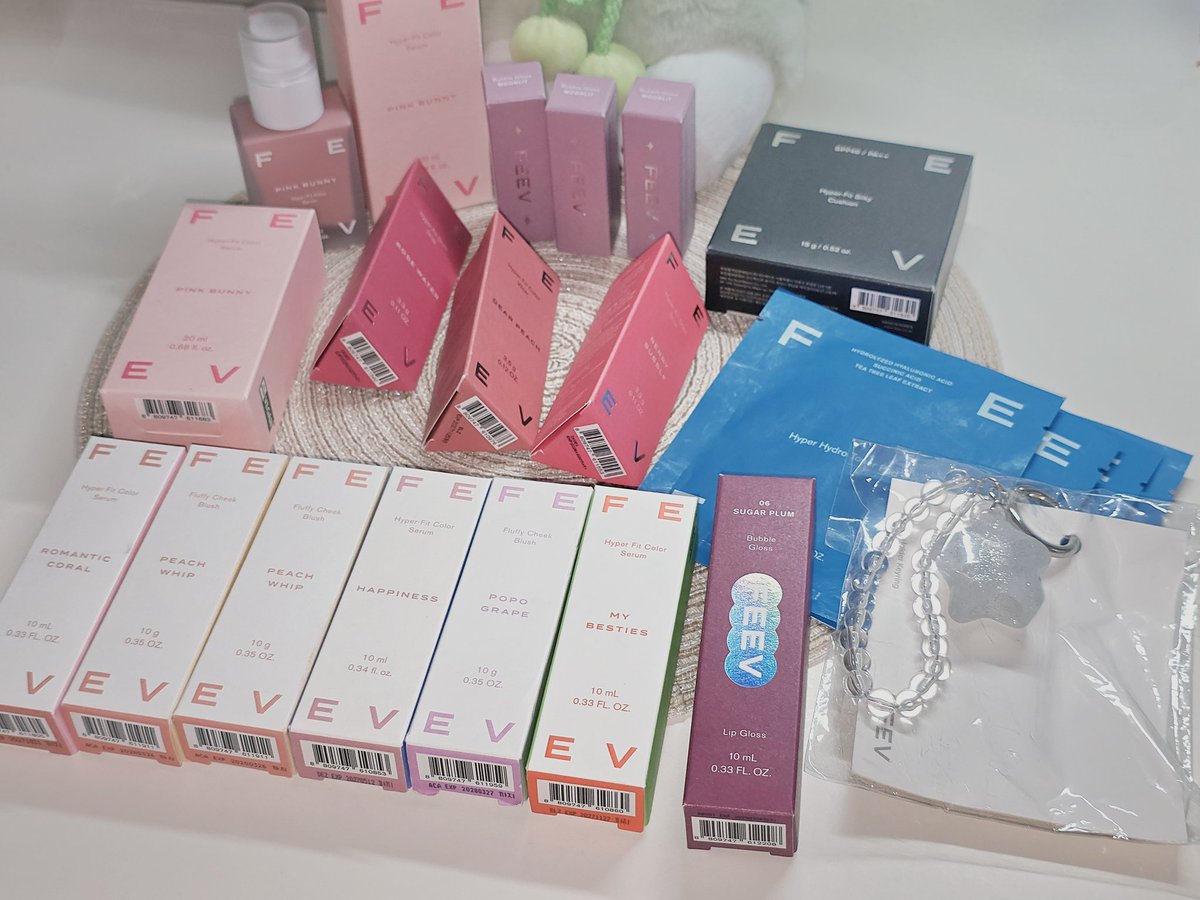 7wrklfuz's tweet photo. 🍒 피브 FEEV 팝업 후기 #워니팝업보니

첫 방문에 만족스러워서 두 번이나 방문했던 팝업.ᐟ.ᐟ
협소한 공간이었는데도 발색 다 해 볼 수 있게 배치 잘 되어있었고 특히 직원분들이 너무 친절하셨다💕

구매: 쿨톤 랜덤 박스, 버블글로스+하이퍼핏글램드롭 
나머지: 다 받은 거♡ 너무많아서못적음😢 https://t.co/oSohpQZjNO