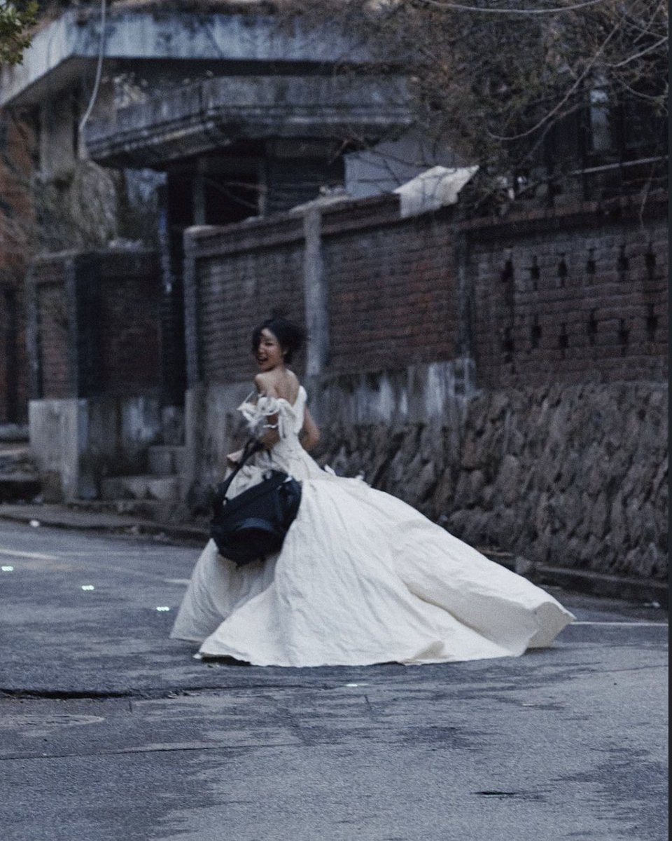 whoreforhyejin's tweet photo. runaway bride https://t.co/Y0S3x7LOij