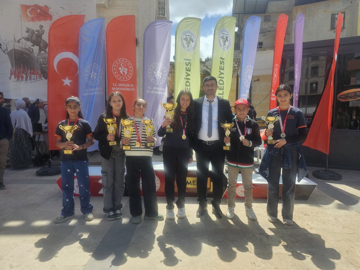 vatan_omerli's tweet photo. 19 Mayıs haftası kapsamında düzenlenen okullar arası yarışmalarda öğrencilerimiz masa tenisi, dart ve farklı branşlarda önemli dereceler elde etti. Başarı gösteren öğrencilerimize ödülleri törenle takdim edildi. Gururluyuz. 🇹🇷🏆
@mardinilmem 
@omerli_Kaymakam 
@OmerliMem https://t.co/8R7LJA7e0r