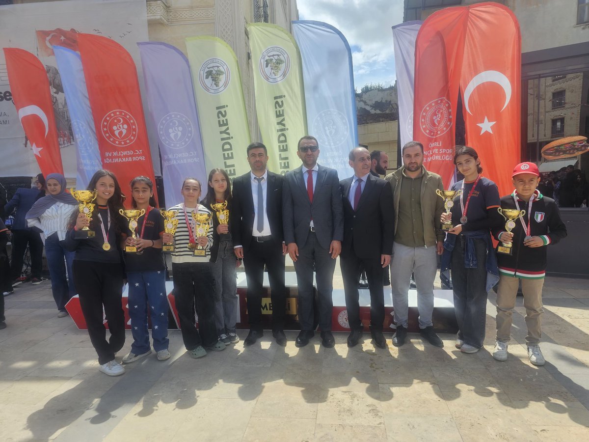 vatan_omerli's tweet photo. 19 Mayıs haftası kapsamında düzenlenen okullar arası yarışmalarda öğrencilerimiz masa tenisi, dart ve farklı branşlarda önemli dereceler elde etti. Başarı gösteren öğrencilerimize ödülleri törenle takdim edildi. Gururluyuz. 🇹🇷🏆
@mardinilmem 
@omerli_Kaymakam 
@OmerliMem https://t.co/8R7LJA7e0r