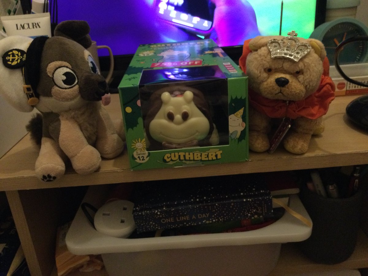 LondonChowClub's tweet photo. Finaly met #Cuthbert da #caterpillar #cake of @AldiUK , @ 75% off from Nort’ Finchy branch. Mummy ‘ad da last mince pie 2 finish wit Greek yog last nite but disected Cuth’s ‘ed 2 keep an’ eat 2nite. She shared da rest of ‘is body wit’ our #housemates . https://t.co/X1lAIrE4pR