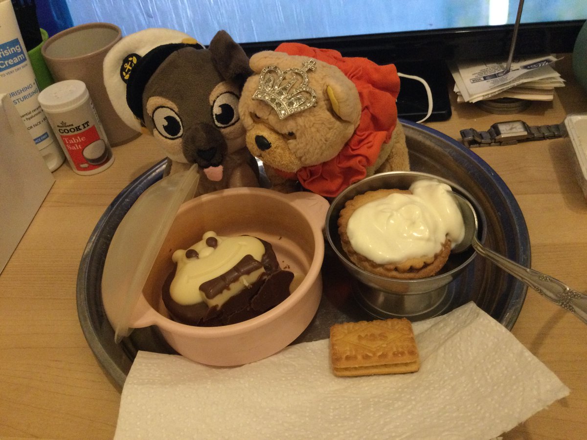 LondonChowClub's tweet photo. Finaly met #Cuthbert da #caterpillar #cake of @AldiUK , @ 75% off from Nort’ Finchy branch. Mummy ‘ad da last mince pie 2 finish wit Greek yog last nite but disected Cuth’s ‘ed 2 keep an’ eat 2nite. She shared da rest of ‘is body wit’ our #housemates . https://t.co/X1lAIrE4pR