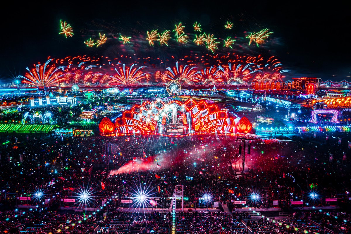 EDC_LasVegas's tweet photo. The energy throughout our #kineticJOURNEY this weekend was truly something special. ⚡️❤️

Life Under the Electric Sky came alive through every connection, every moment on the dance floor, and all the magical moments in between that we shared together. 🌈 What’s one memory from this weekend you’ll never forget? ✨

Keep reliving the magic by sharing your favorite moments with #MyEDCMoments and tagging us in your posts, so we can reshare! 💫