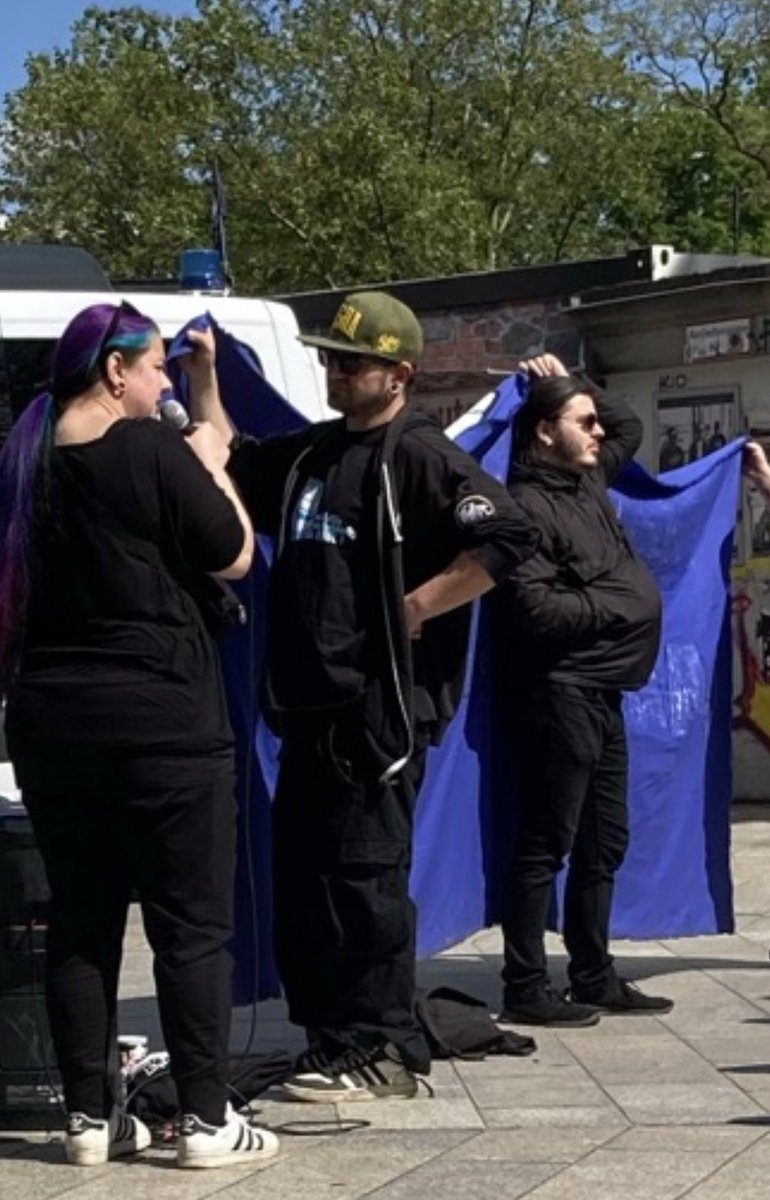 lpzg_r341's tweet photo. Blick hinter das Transparent der "Antideutschen" bei #le1905
Es handelt sich u. a. um Mitglieder des AK7030. Jener Truppe, die bei #le1701 die faschistoiden "Pager" Videos und Parolen initiierte. https://t.co/u5fxKN6rua