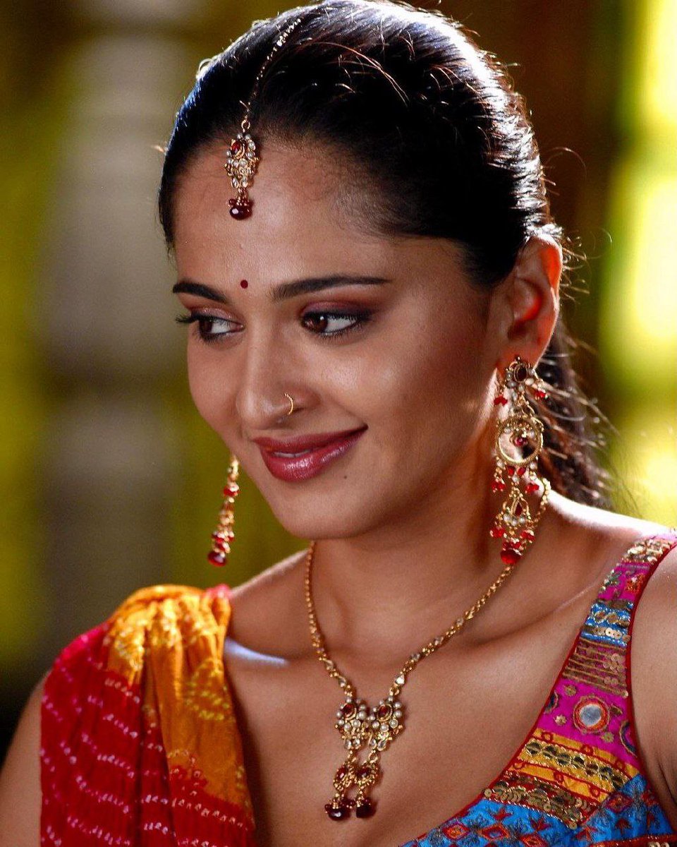 AnushkaCults's tweet photo. Her Eyes, The Smile &amp; Face Card 😍🫠❤️‍🔥

Pics from #Baladoor 🤩❤️
@MsAnushkaShetty #AnushkaShetty ❤️ https://t.co/TlNw6cWYhm