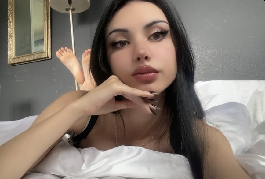 send2renn's tweet photo. Princess wants to play with your savings <3 https://t.co/zt1qWWm1nO