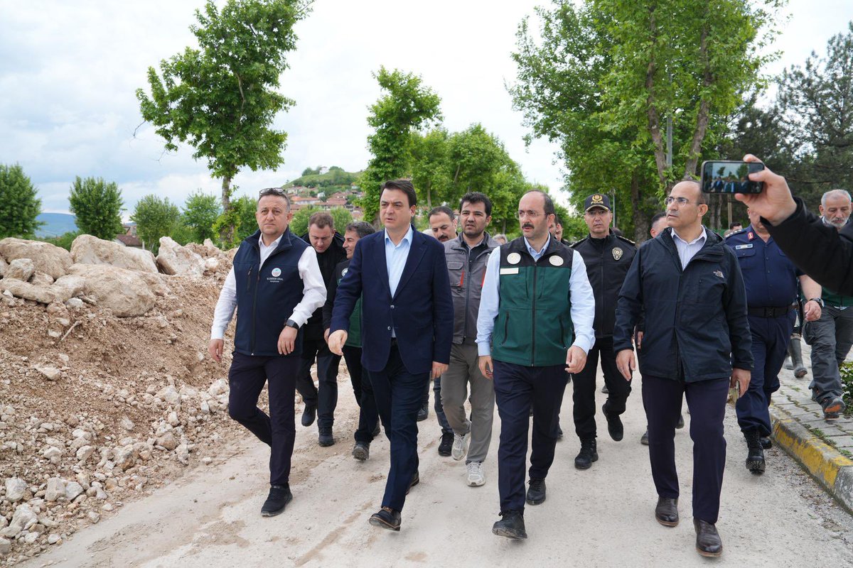 dsigovtr's tweet photo. Tokat Valisi Sayın Abdullah Köklü, Genel Müdürümüz ve beraberindeki heyet ile birlikte Yeşilırmak Nehri’ndeki su seviyesini ve alınan tedbirlerin son durumunu yerinde inceledi. https://t.co/LJkYtbLudQ