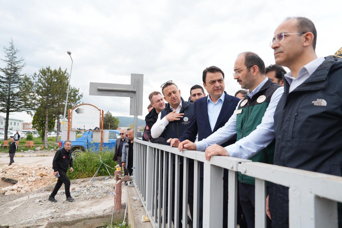 dsigovtr's tweet photo. Tokat Valisi Sayın Abdullah Köklü, Genel Müdürümüz ve beraberindeki heyet ile birlikte Yeşilırmak Nehri’ndeki su seviyesini ve alınan tedbirlerin son durumunu yerinde inceledi. https://t.co/LJkYtbLudQ