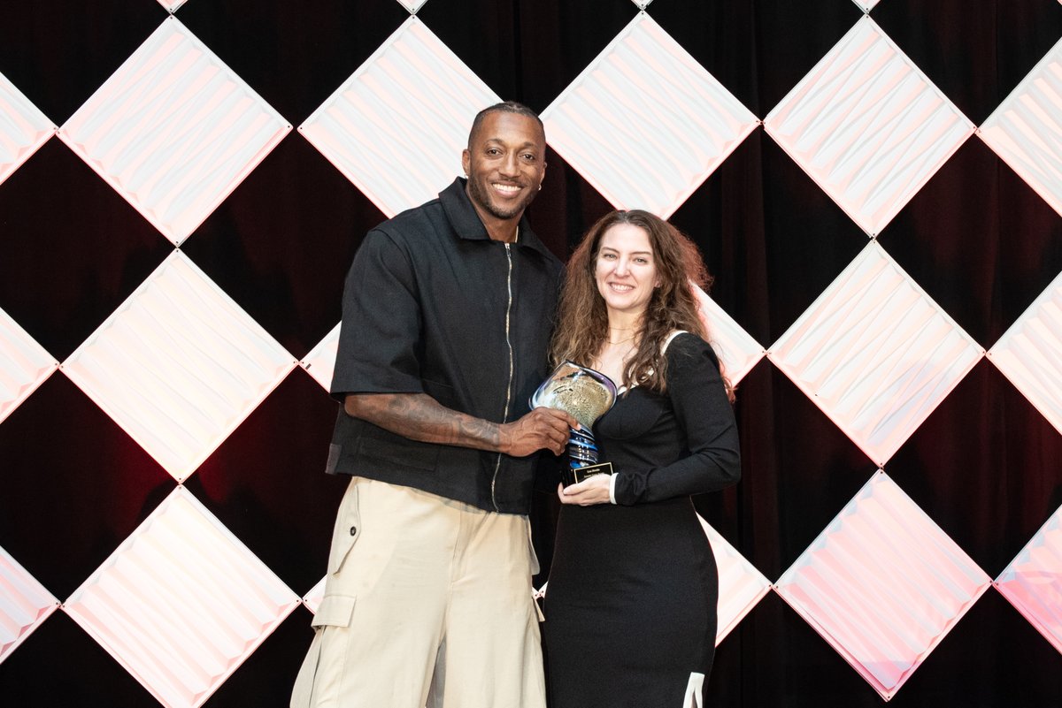 a2im's tweet photo. A huge congratulations to our incredible COO, Lisa, on winning the Leading Light Award at the Bizzy Awards! 🏆✨

This award recognizes a leader who goes above and beyond to support their team through meaningful initiatives around mental health, well-being, and work/life balance. Lisa has helped build such a wonderful culture at A2IM and the award is so well deserved!