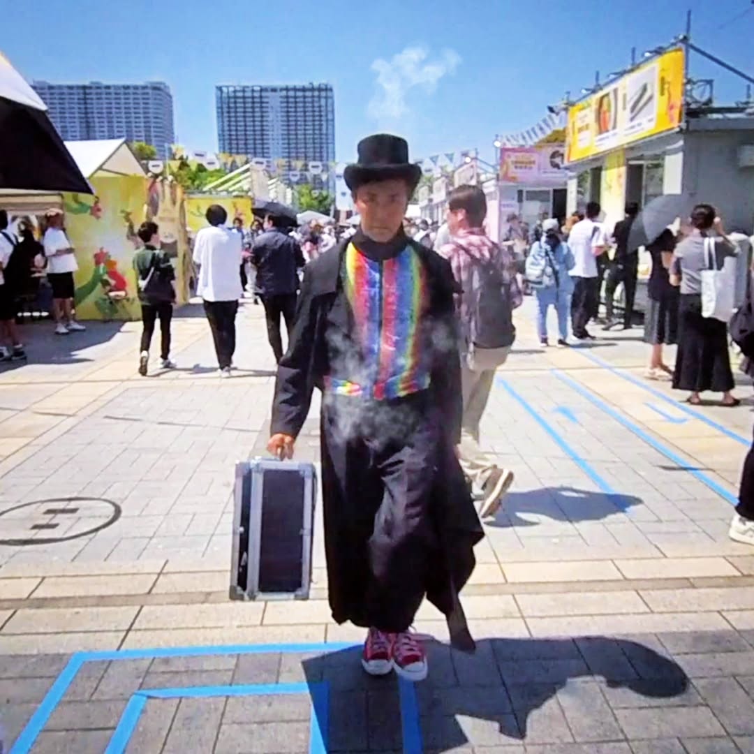 mr_apatch's tweet photo. スモークマン
東京デリシャスミュージアム2026にて。
5月なのに気温29℃🤪
暑かった🔥
#大道芸
#パフォーマンス
#tokyotokyodeliciousmuseum
#イベント https://t.co/SQPWeoc3XZ