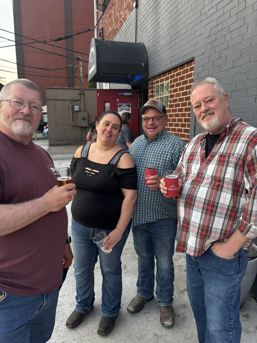 skeffdist's tweet photo. Good vibes, cold beer, and fresh Budweiser 🍻
Cheers to 150 years of Budweiser! Here’s a look at our Day Fresh promo — thanks to everyone who came out and made it a great time!
#SkeffDist #Budweiser https://t.co/c0kP0JHKwY