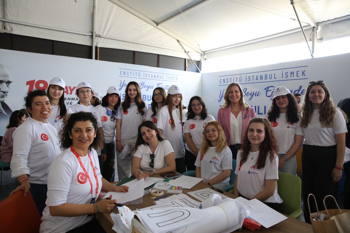 istvakfi's tweet photo. 19 Mayıs’ın umut, cesaret ve özgürlük ruhu Maltepe’de gençlerle birlikteydi.

Biz de Büyüt Hayallerini bursiyerlerimizle kortej yürüyüşünde ve deneyim alanlarında bir araya geldik; Mustafa Kemal Atatürk tarafından Cumhuriyet’in gençliğe emanet edilen ışığını hep birlikte taşıdık. https://t.co/lc4nkYcpaD