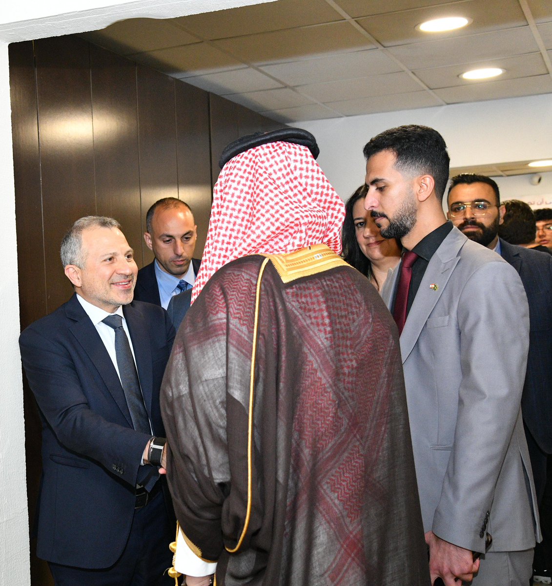 tayyar_official's tweet photo. باسيل في استقبال البخاري مع الهيئة السياسية للتيار الوطني الحر: 
نتطلع إلى دوركم الريادي في تحقيق الإستقرار وبناء السلام العادل

زار سفير المملكة العربية السعودية في لبنان وليد البخاري مقر عام #التيار_الوطني_الحر في "ميرنا الشالوحي" وعقد لقاءً منفرداً مع رئيس "التيار" جبران باسيل، ومن ثم التقى أعضاء الهيئة السياسية حيث كان حوارٌ عام.

وكان لرئيس "التيار" كلمة ترحيبية جاء فيها:
سعادة السفير الصديق وليد البخاري،
زيارتكم الى المقر العام للتيار الوطني الحر عزيزة علينا. أنتم تمثلون المملكة العربية السعودية التي يرتبط لبنان معها بعلاقات أخوة وهي تضامنت معه في الأزمات. فتحت المملكة أبوابها للبنانيين الذين ساهموا في إعمارها وكسبوا رزقهم من خيرها.
سعادة السفير، 
أنتم تزورون بيتاً لبنانياً يؤمن بوحدة لبنان والعيش المشترك وبالتضامن مع الدول العربية وعلى رأسها المملكة العربية السعودية.
 نحن نتطلع الى أطيب العلاقات معكم وإلى الدور الريادي لبلادكم في تحقيق الإستقرار وبناء السلام العادل المبني على الحقوق، وفي مقدمتها حق لبنان في تحرير كامل ارضه وبسط سيادة الدولة عليها دون سواها، وعودة الجنوبيين المهجرين الى أرضهم ليعيدوا بناء الحياة التي هدمتها الحرب ودمّرها العدوان.
أهلاً بكم في بيت التيار الوطني الحر الذي تزورونه مودّعين ولكن الزيارة في عمقها فاتحة خير وصداقة، نريدها صلبة بصلابة لبنان، ونتمنى لكم التوفيق في حياتكم وللمملكة العربية السعودية كل الخير والإستقرار والعِزّ.

وردّ السفير البخاري بكلمة أبدى فيها تأثره بفترة السنوات العشرة التي أمضاها في لبنان مؤكداً وقوف المملكة على مسافة واحدة من جميع المكونات اللبنانية، ومثنياً على دور لبنان بتنوعه ومتمنياً له الإستقرار والإزدهار وللتيار الوطني الحر التوفيق في دوره الوطني.

وقدم باسيل للسفير البخاري درعاً تقديرية، فيما قدم البخاري لباسيل ميدالية السفارة.