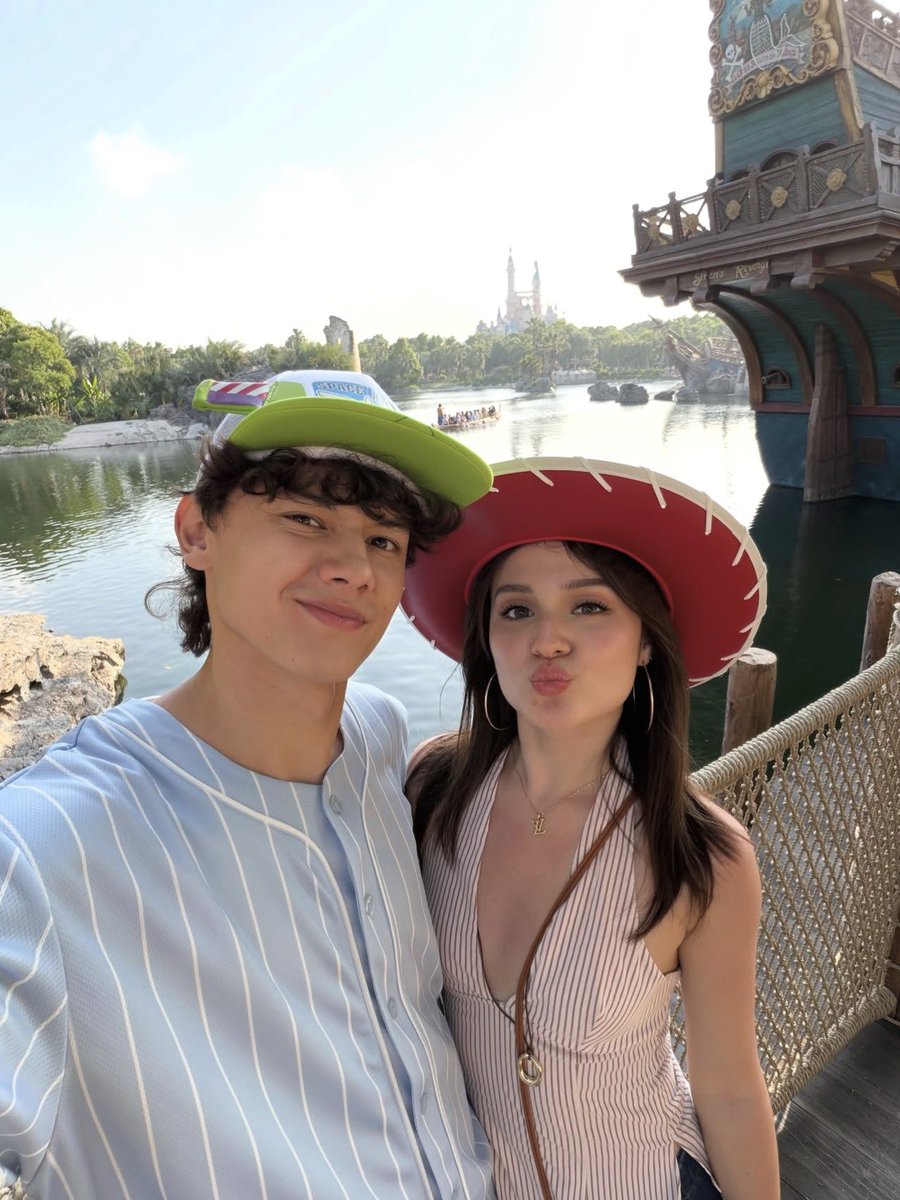 frustratedlifer's tweet photo. disney really does have a way of making magic happen, ‘no? 🧸🌻 https://t.co/8ycOZ9uIkV
