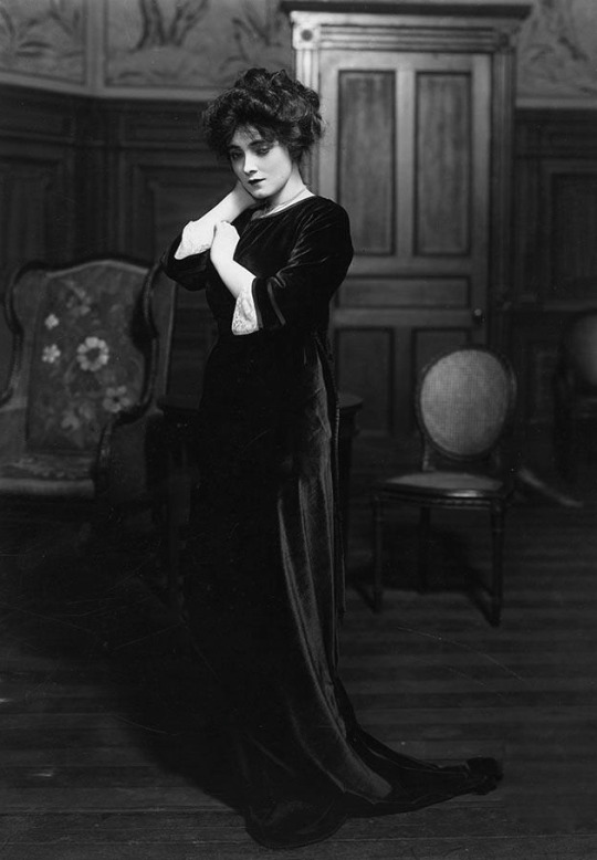 Suzanne08253534's tweet photo. Broadway Beauty Marie Doro c.1911, by White Studios NYC https://t.co/aGfF1vz0Ae