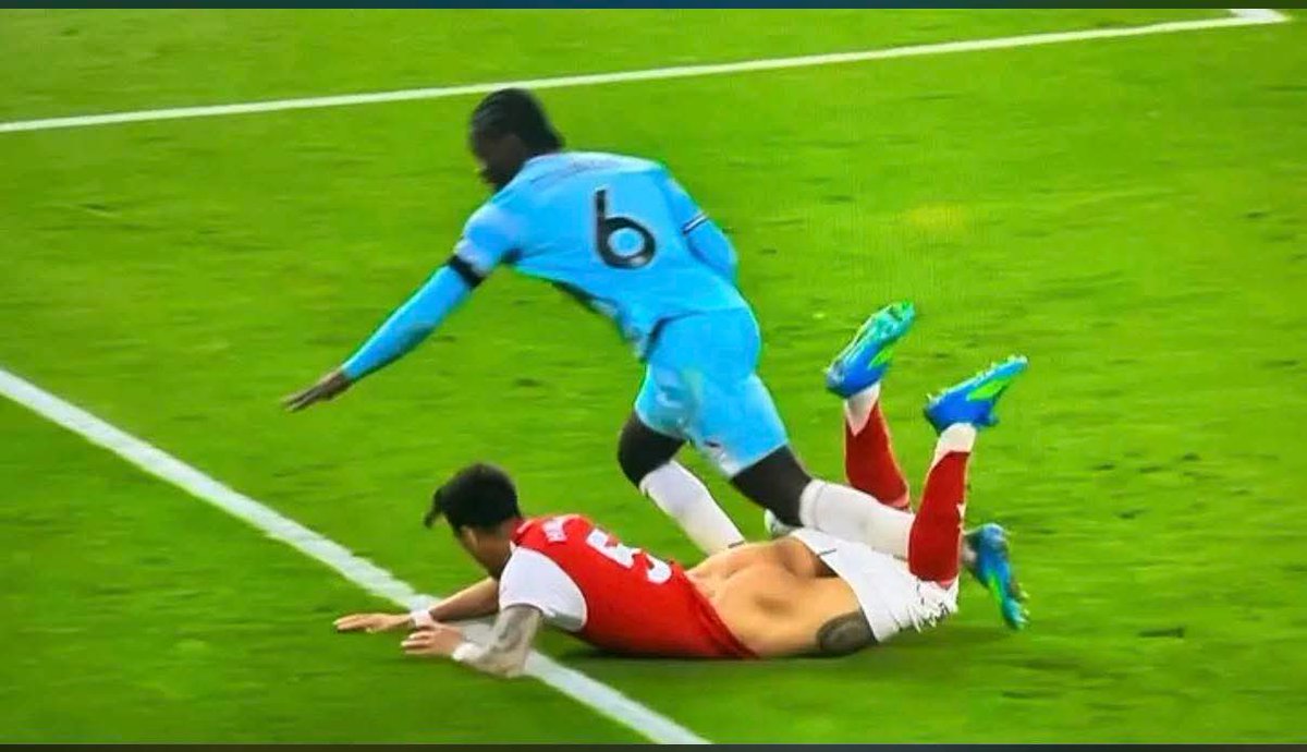 Dtwo_D2's tweet photo. @the_Lawrenz Okay, Havertz deserves a red card and a free kick should be given in favor of Burnley.
What about this👇, is this not a penalty? https://t.co/8A8qH77wO2