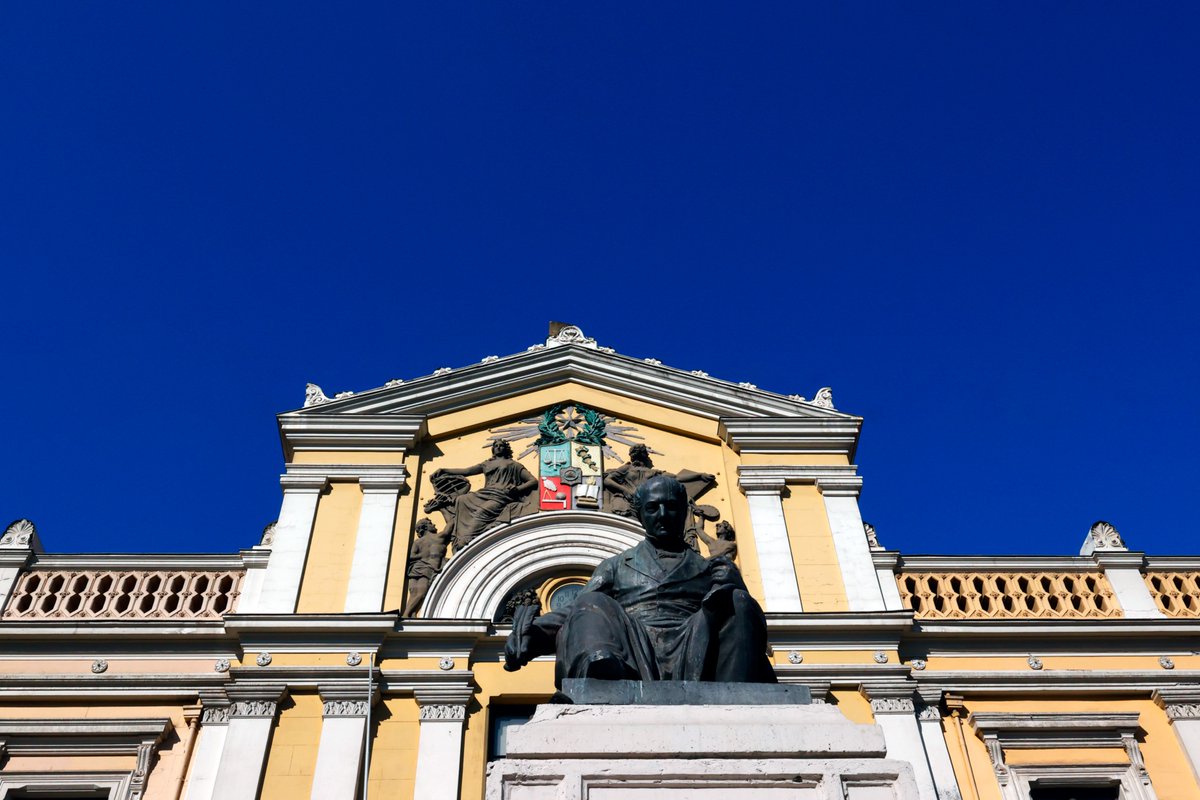 uchile's tweet photo. [UCHILE en la Prensa] La Universidad de Chile es la primera a nivel nacional y 7ª a nivel Latinoaméricano en el ranking SCImago, que mide la calidad de instituciones, revistas científicas, universidades en indicadores objetivos. Detalles en @latercera: https://t.co/quJriIY0Di https://t.co/irlnOSN44q