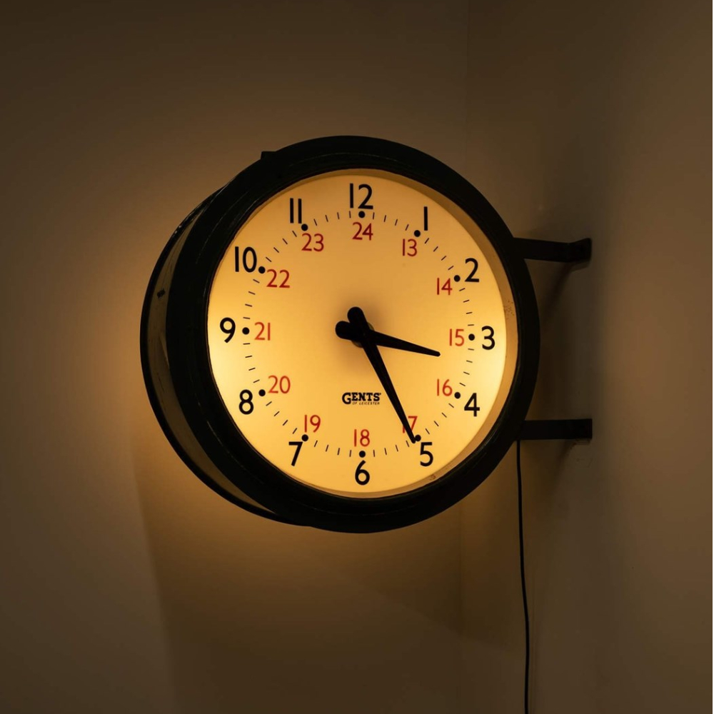 DCwebsite's tweet photo. For when the lights go down, illuminate your setting with this handsome and large railway clock made in England by Gents of Leicester. c.1930. The best bit, there's 2 available. Approx H: 70cm W: 95cm D: 35cm

Discover here https://t.co/ST0jjzUNOP https://t.co/a1UNrf7G9V