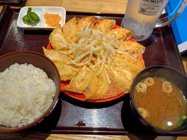 miyat_net's tweet photo. 🥟浜太郎　浜松駅前店さん🥟
飲んだあとの、締めの餃子定食🎉
石松さんやむつ菊さんとは、
また違ったうまさがありますねー💮 https://t.co/W1VXYH92ug