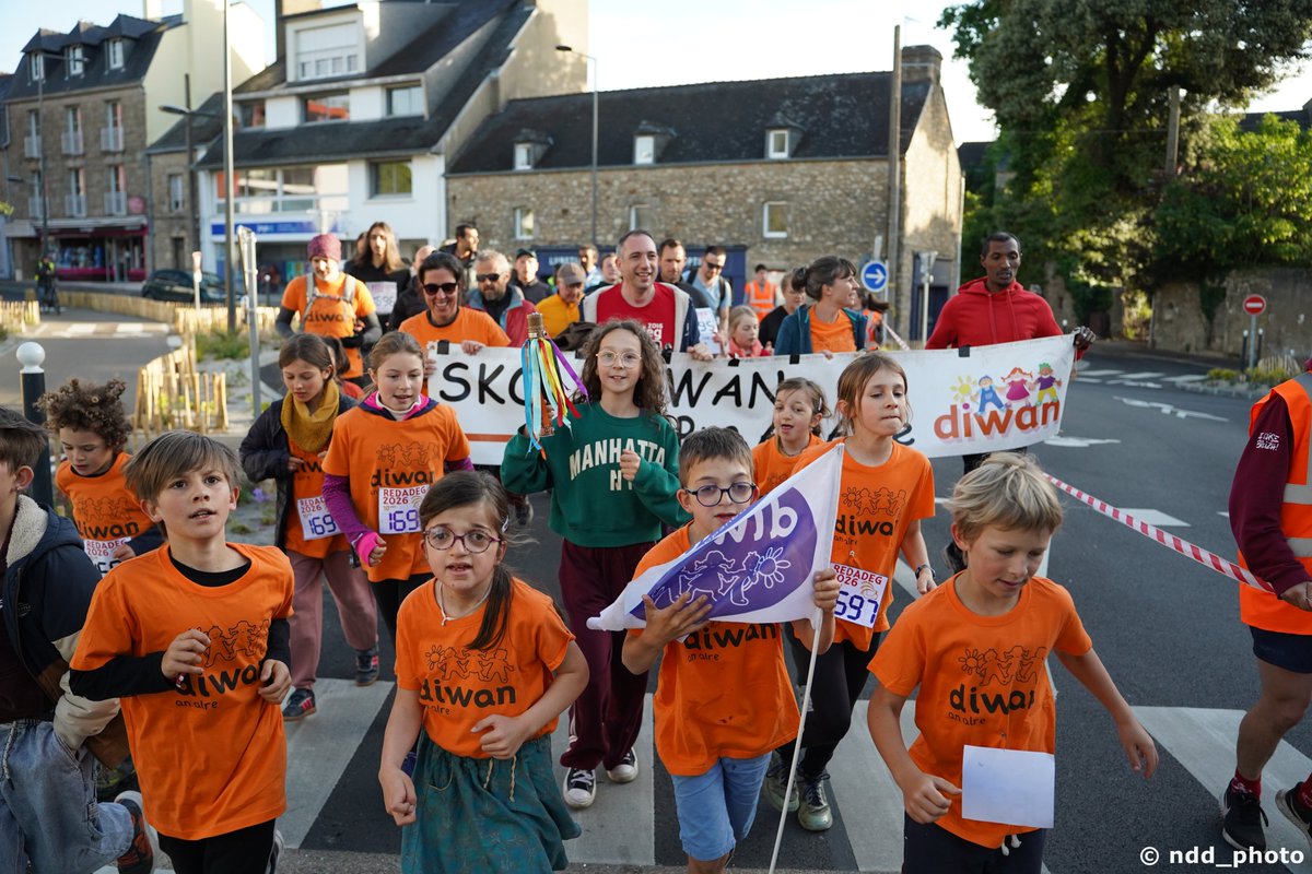Florent_56's tweet photo. Hir e oa an hent etre kilometr @Brezhoweb hag hini Skol @DiwanAnAlre ! 🏃 🏃 

Gourc'hemennoù d'an holl vugale ha trugarez da skipailh #Redadeg Bro An Alre ! 🚴 🏃 #bzhg https://t.co/odGyvaqlGZ