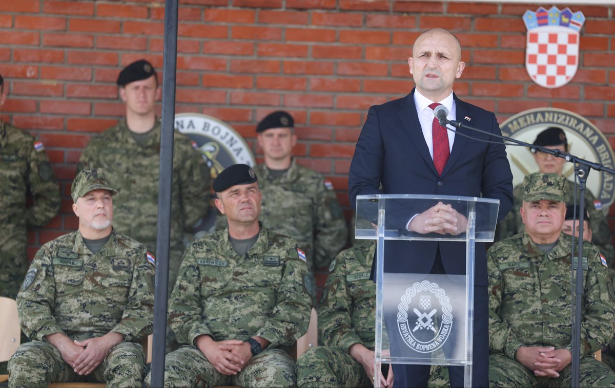 ivananusic12's tweet photo. Iz vojarne u Petrinji ispratili smo 133 pripadnice i pripadnika 45. kontingenta #HV koji se upućuju u operaciju potpore miru na Kosovu @NATO_KFOR .

Svaki hrvatski vojnik i kontingent koji je sudjelovao u mirovnim misijama na Kosovu i drugim dijelovima Europe i svijeta uvijek je ostvario najveće pohvale i poštovanje svojih kolega iz zemalja članica NATO-a, potvrđujući profesionalnost, znanje i vrijednosti Hrvatske vojske.

Hrvatska vojska je pobjednička vojska, nastala prije 35 godina od dragovoljačkih odreda, zaustavila je neprijatelja, a četiri godine nakon toga i pobijedila u Domovinskom ratu. Upravo ju to čini posebnom i zato naši vojnici danas s ponosom nose hrvatska obilježja dok predstavljaju hrvatski narod i hrvatsku državu.

Pripadnicima 45. HRVCON-a želim uspjeh, mirnu i sigurnu misiju te sretan povratak u 🇭🇷. Čuvao vas dragi Bog!