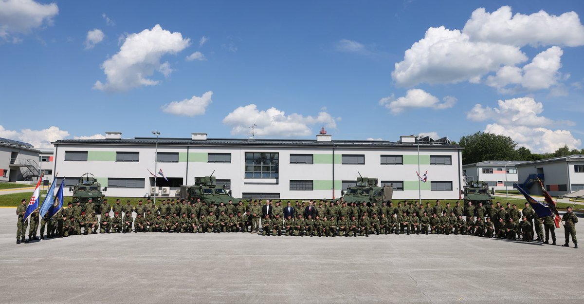 ivananusic12's tweet photo. Iz vojarne u Petrinji ispratili smo 133 pripadnice i pripadnika 45. kontingenta #HV koji se upućuju u operaciju potpore miru na Kosovu @NATO_KFOR .

Svaki hrvatski vojnik i kontingent koji je sudjelovao u mirovnim misijama na Kosovu i drugim dijelovima Europe i svijeta uvijek je ostvario najveće pohvale i poštovanje svojih kolega iz zemalja članica NATO-a, potvrđujući profesionalnost, znanje i vrijednosti Hrvatske vojske.

Hrvatska vojska je pobjednička vojska, nastala prije 35 godina od dragovoljačkih odreda, zaustavila je neprijatelja, a četiri godine nakon toga i pobijedila u Domovinskom ratu. Upravo ju to čini posebnom i zato naši vojnici danas s ponosom nose hrvatska obilježja dok predstavljaju hrvatski narod i hrvatsku državu.

Pripadnicima 45. HRVCON-a želim uspjeh, mirnu i sigurnu misiju te sretan povratak u 🇭🇷. Čuvao vas dragi Bog!