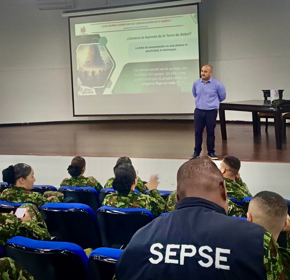 ejercito_COPER's tweet photo. 📌 El Comando de Personal, a través de la Dirección de Gestión Humana por Competencias, acompañó a las unidades BASPC N.° 04, BIGIR y BIPEB, pertenecientes a la Cuarta Brigada en Medellín, fortaleciendo el concepto de liderazgo que comunica con propósito y consolidando las mejores prácticas de mando.

Desde Desarrollo DIGEH creemos que un mando con propósito no solo ordena y dirige, sino que también inspira y transforma.
#PatriaHonorLealtad 
@COL_EJERCITO