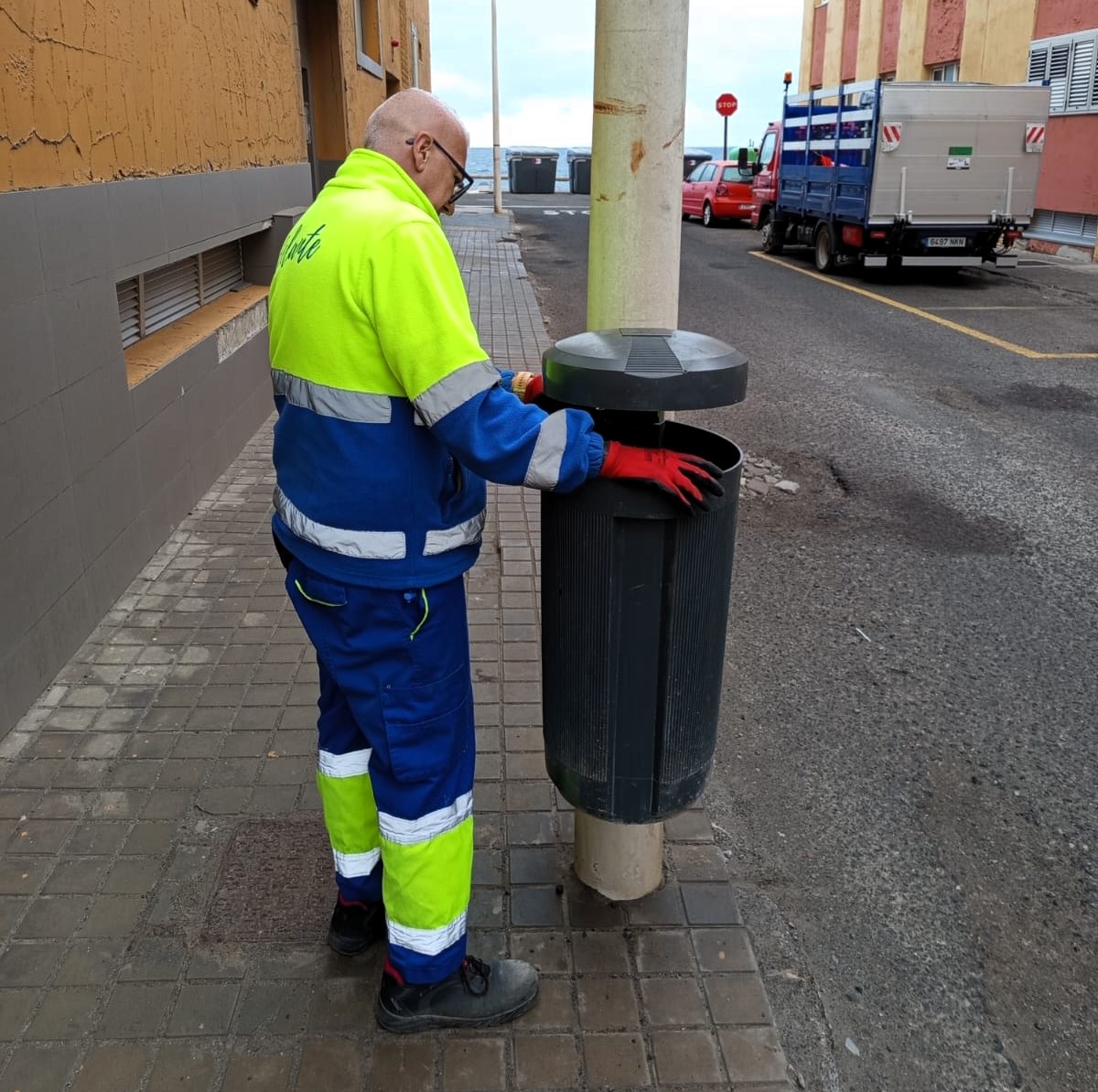 TeldeLimpia's tweet photo. Hoy el equipo de trabajo reparó una de las papeleras de la calle Trébol, en La Garita.📍

El mantenimiento del mobiliario público es otro aspecto clave en el servicio de #TeldeLimpia.👏

#reciclaje #limpiezaviaria https://t.co/F2aBlBvGgP