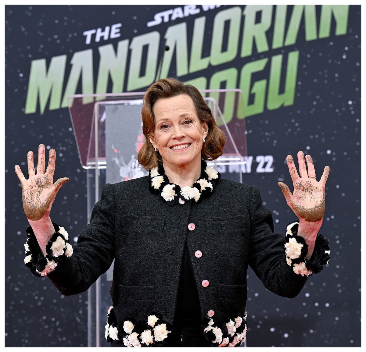 SWamovieaday's tweet photo. Sigourney Weaver during the Handprint and Footprint Ceremony at the Chinese Theatre in LA, 05/15/2026. - Part #2 ⤵️

#SigourneyWeaver #TLCChineseTheatre https://t.co/enhpuvvzZn