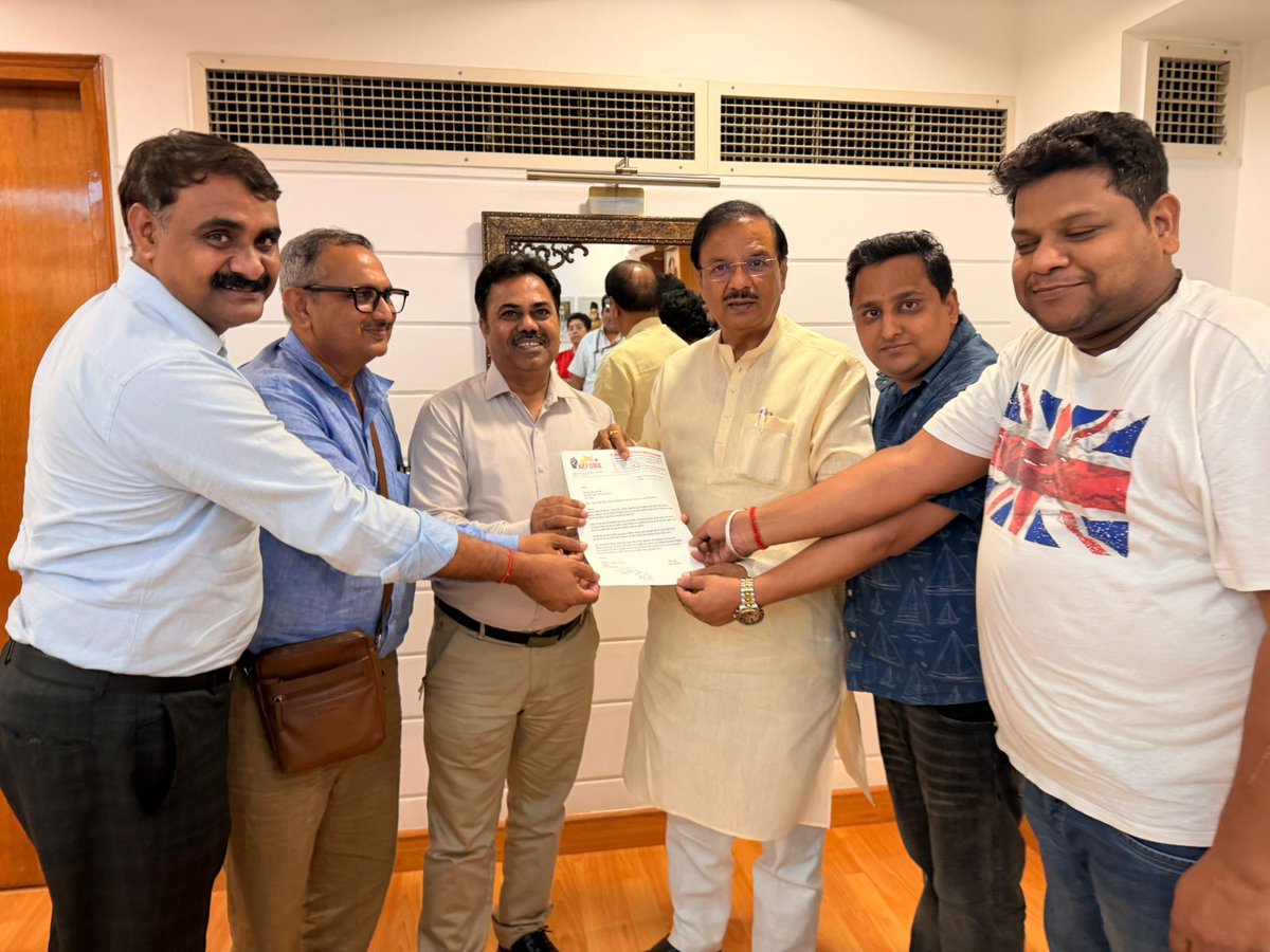 NEFOMAncr's tweet photo. मेट्रो को शीघ्र लाने के लिए नेफोमा टीम ने सांसद, पूर्व केंद्रीय मंत्री मां० @dr_maheshsharma जी से मुलाकात की बताया कि मेट्रो की वजह से लाखों निवासियों को कई वर्षों से परेशान होना पड़ रहा है अभी बस सेवा भी नहीं है सांसद जी ने भरोसा दिया है https://t.co/AxOj0SBlCO