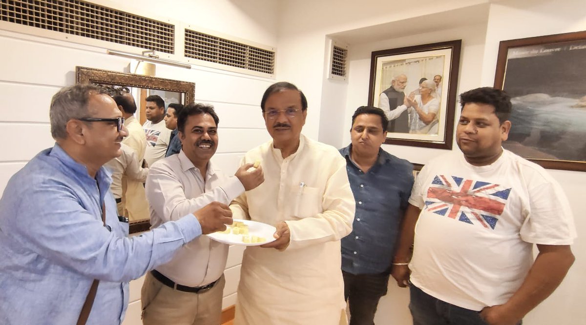 NEFOMAncr's tweet photo. मेट्रो को शीघ्र लाने के लिए नेफोमा टीम ने सांसद, पूर्व केंद्रीय मंत्री मां० @dr_maheshsharma जी से मुलाकात की बताया कि मेट्रो की वजह से लाखों निवासियों को कई वर्षों से परेशान होना पड़ रहा है अभी बस सेवा भी नहीं है सांसद जी ने भरोसा दिया है https://t.co/AxOj0SBlCO