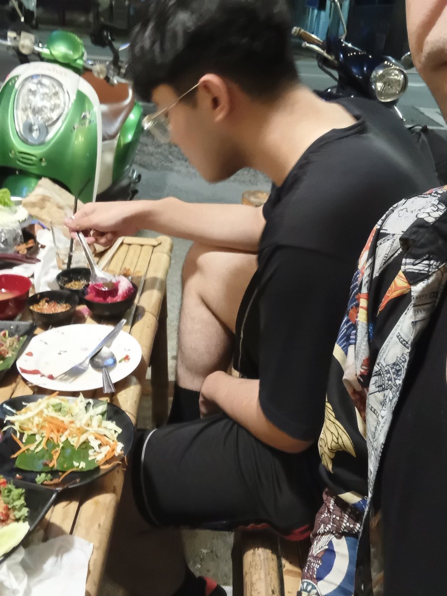 black_angle_j's tweet photo. คือเด็ก แมร่งเด็กจริง  ร้องอยากกินหวานเย็น https://t.co/HmuvSeR2HT