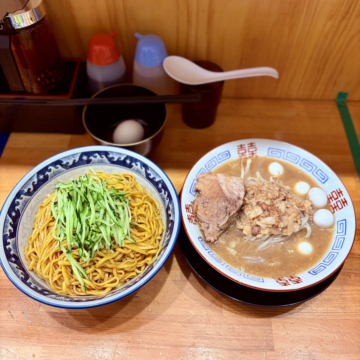 anne_papa's tweet photo. 麺屋小金@武蔵新城

限定 冷やしビビン麺+うずら+生たま

冷んやりパツパツ細麺とシャキシャキきゅうり🥒
麺丼はかなりシンプルだけど、これでしっかり完成されてる👍
お口直しスープ付きなので味の調整もできるの良い✌️
生たまごは必須です！

最高な一杯🍜
メチャクチャ旨かった😋

ご馳走様でした🙏 https://t.co/4NX65c3o1f