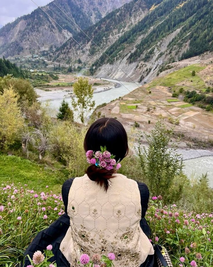 SayantikaSays's tweet photo. Life when you resign from your toxic IT job and move to the mountains 🏔️ https://t.co/EzEySXOX7L