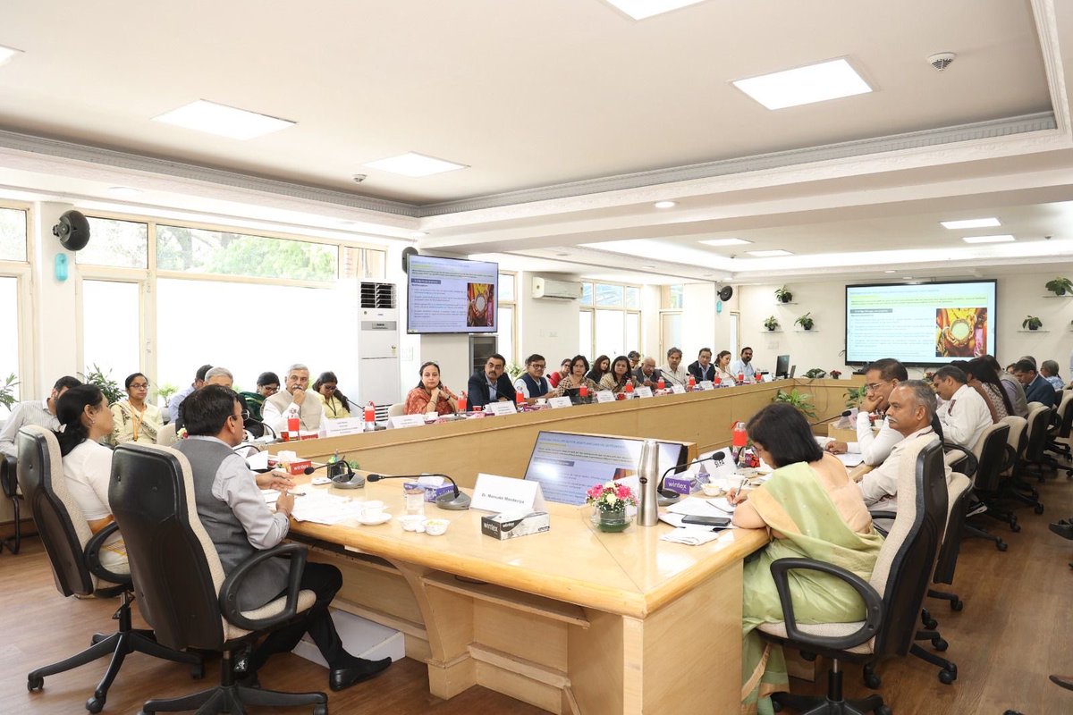 CIIFoundation's tweet photo. Confederation of Indian Industry (CII) convened a National Consultation on Migrant Workforce in New Delhi today, with Shri Mansukh Mandaviya, Hon’ble Minister of Labour & Employment and Minister of Youth Affairs & Sports, Government of India, Smt Shobha Karandlaje, Minister of State for Micro, Small and Medium Enterprises and Labour and Employment, Government of India and Smt Vandana Gurnani, Secretary, Ministry of Labour & Employment, Government of India.

#MigrantWorkforce #LabourWelfare #InclusiveGrowth #SocialProtection #WorkforceDevelopment #CII #IndustryForDevelopment  #CII4India #PublicPrivatePartnership #SkillDevelopment #WorkerWelfare
.
@followcii  @sunilmisra @sarbanichakrav1