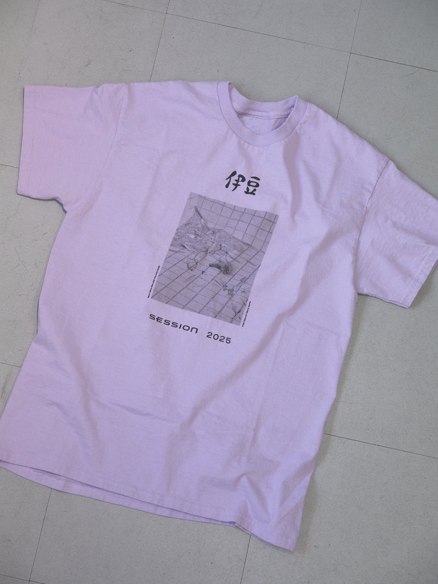 maootk's tweet photo. Mao Otake and Takuroh Toyama
Souvenir T-shirt

大竹とトヤマが制作／休暇のために滞在した土地で撮影した写真をプリント。デザインは米山菜津子さん。
米山さんがライブレイアウトをもとに制作したZINEも付属します。

"Izu Session" / "Paris Vacances"

https://t.co/MfFvWmhstT https://t.co/ffwHlmpbRa