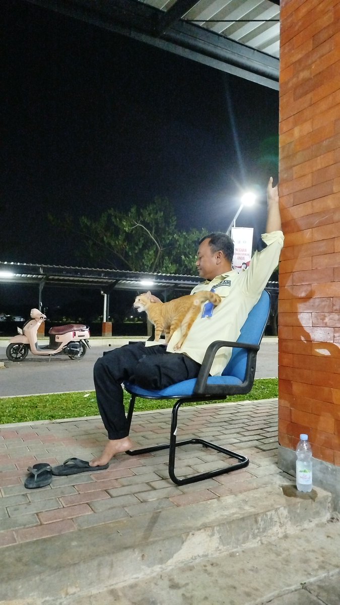 kkappttenn's tweet photo. Pak Her dan krucilnya https://t.co/R2K1fcyQQU