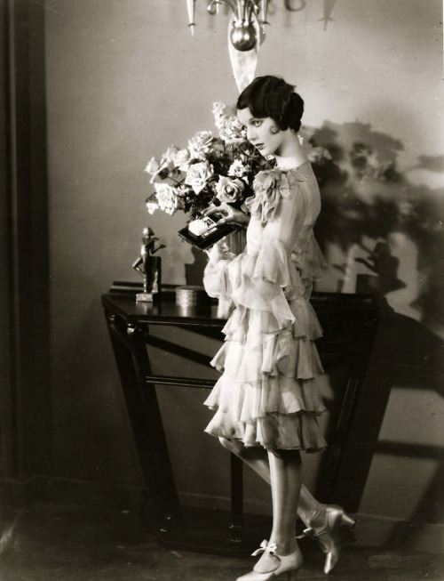 Suzanne08253534's tweet photo. Loretta Young, 1928 https://t.co/oCoTps7AZV