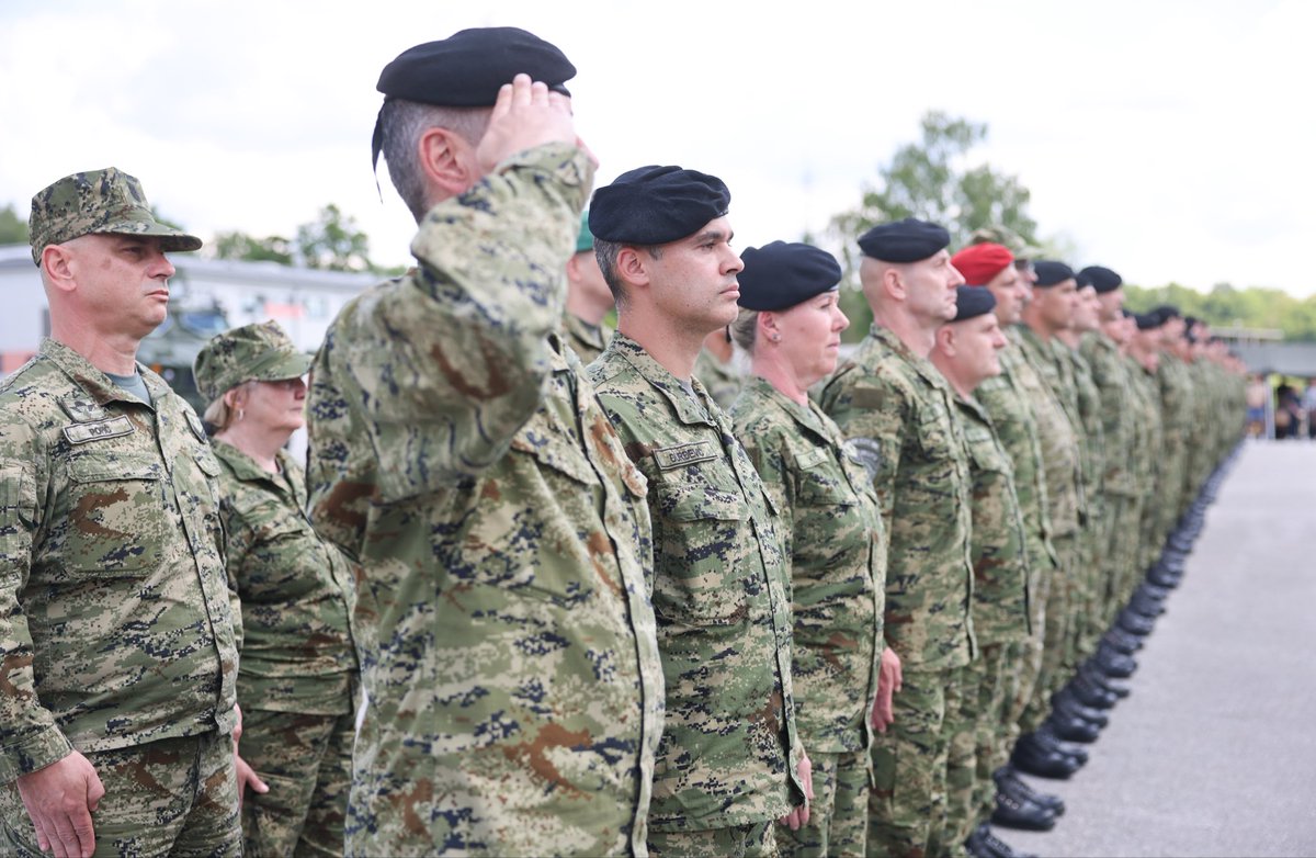 HRvojnik's tweet photo. Svečano je danas iz petrinjske vojarne ispraćen 45. hrvatski kontingent u NATO operaciju potpore miru #KFOR na Kosovo. Najveća sastavnica kontingenta je motorizirana pješačka satnija, čiju glavninu čine pripadnici 1. mehanizirane bojne “Tigrovi” #hrvatskavojska🇭🇷 https://t.co/RHs8wIxHi5