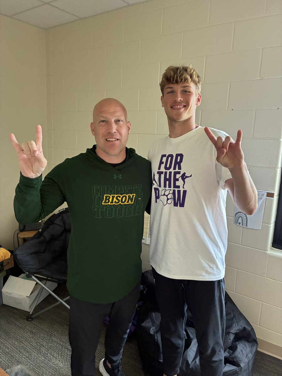 jmo_g2's tweet photo. Thank you @JoeBeschorner for stopping by school and talking to me–look forward to staying in touch!!
@NDSUfootball @SabersFootball https://t.co/BtEosss6k9